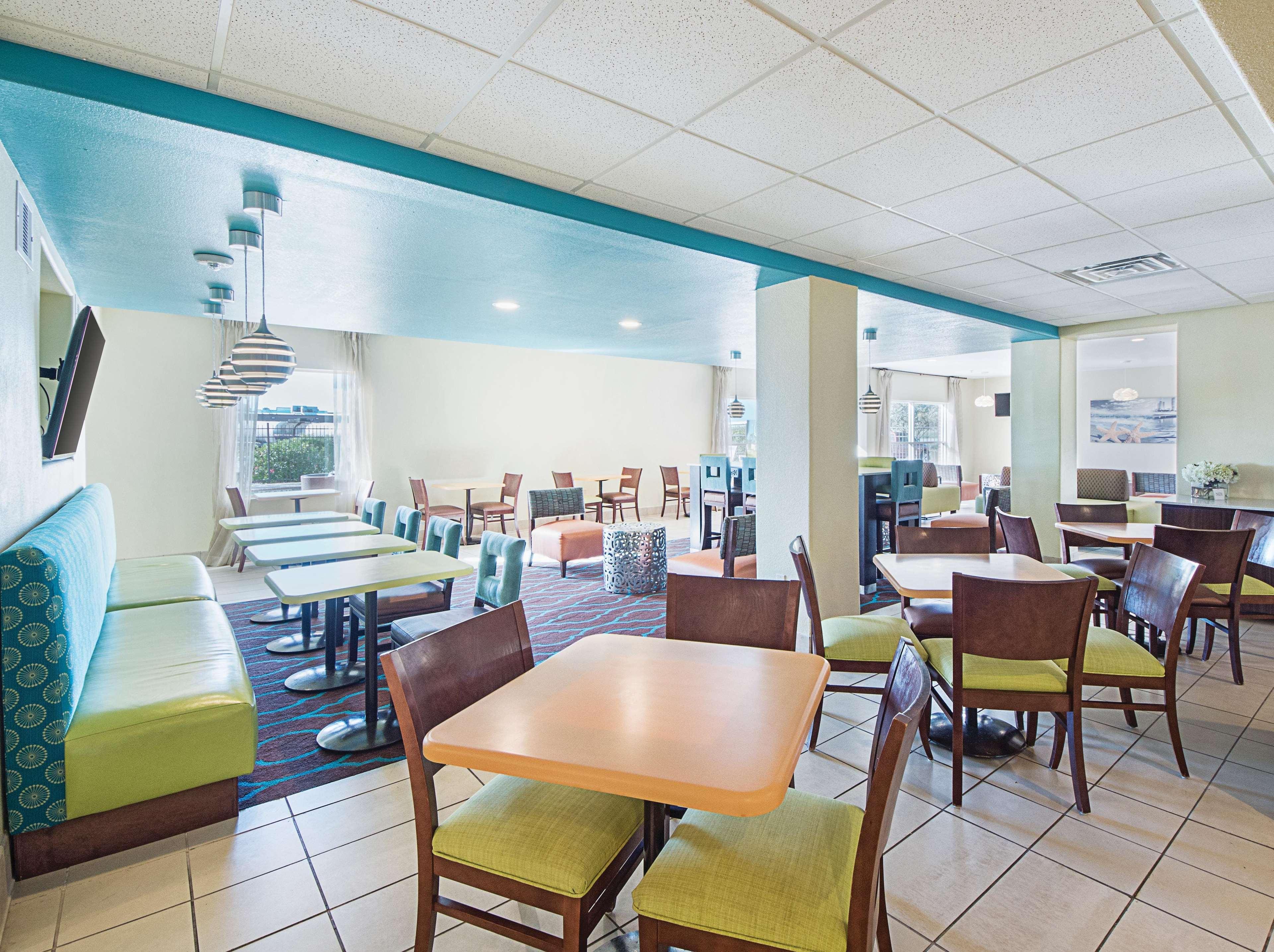 La Quinta By Wyndham Mathis Exterior photo